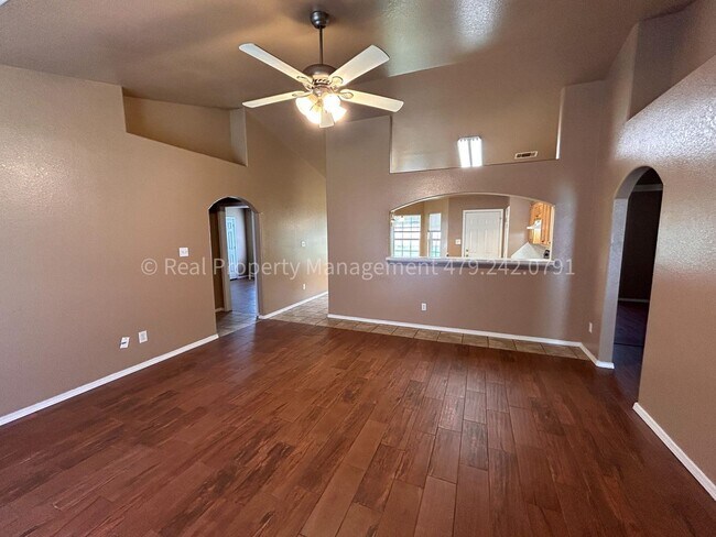 Building Photo - 320 Chateau Dr