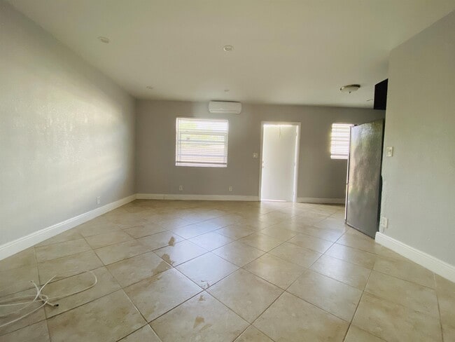 Photo - 214 SW 15th St (Fort Lauderdale, FL) Apartment