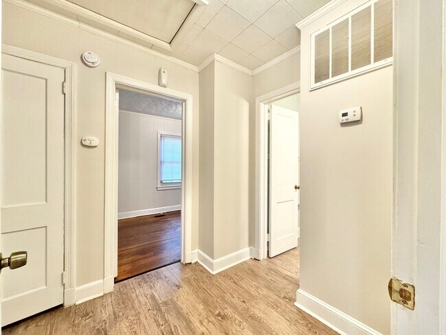 Building Photo - 2 BR convenient to Grimsley HS and Midtown