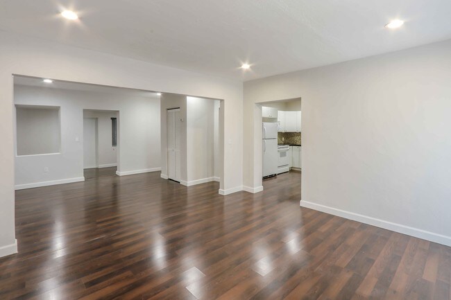 Building Photo - 6715 NE Miami Pl