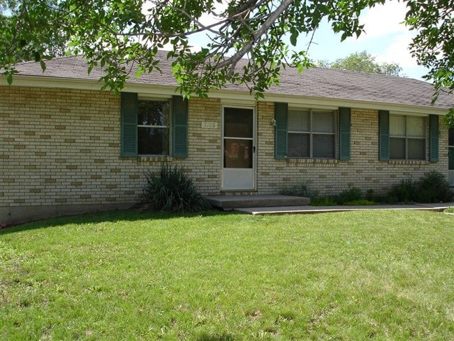 Building Photo - 2 br, 1 bath Duplex - 7108-10 / Gladstone ...
