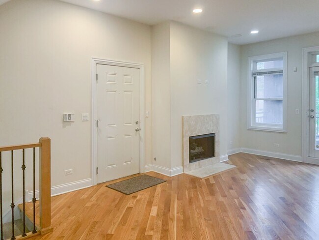Foto del edificio - 2328 N Greenview Ave