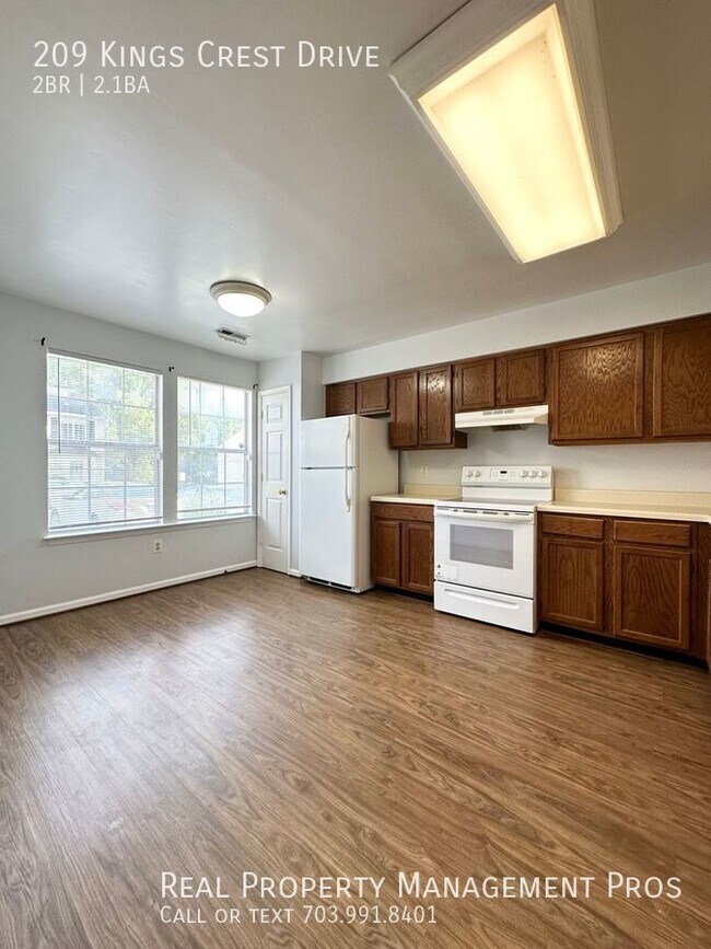 Building Photo - Great townhome close to I-95 and Quantico