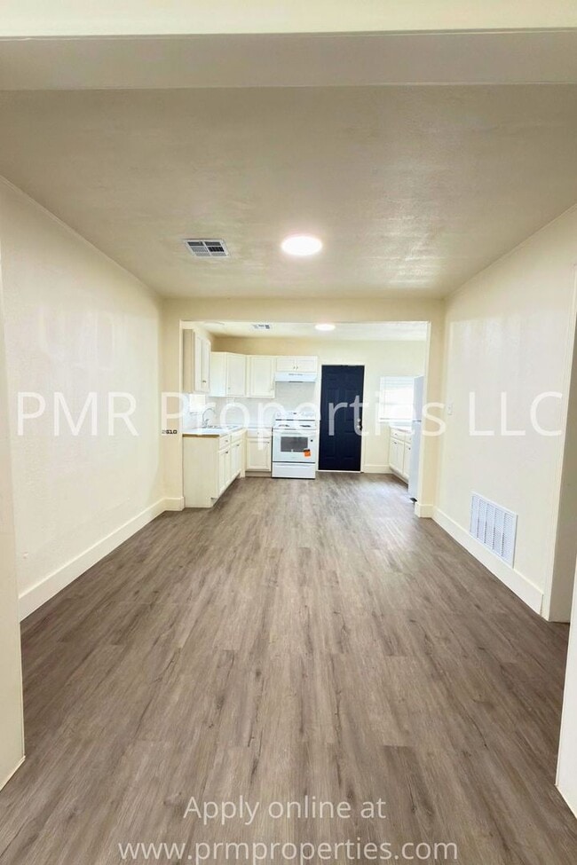 Building Photo - 3 Bedroom/ 1 Bathroom House