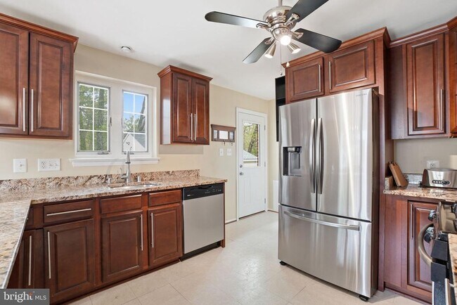 Foto del edificio - 7414 Jervis St