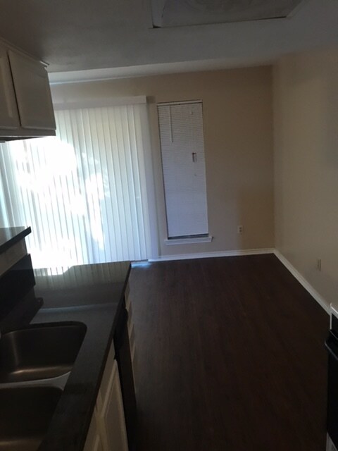 Foto del edificio - 5809 Marvin Loving Dr