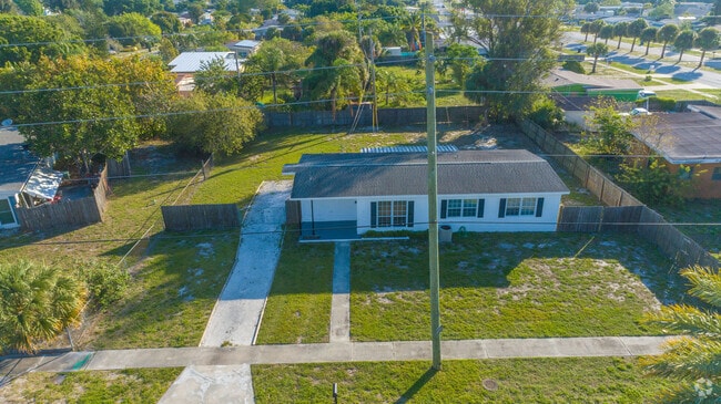 Building Photo - 1011 Bianca Dr NE