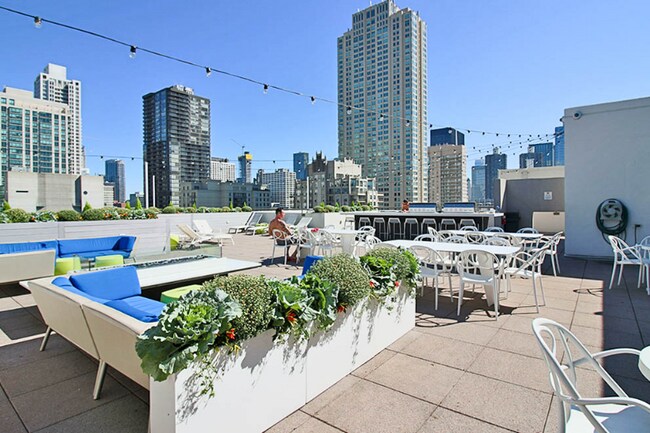 Foto del edificio - 676 N Clark St