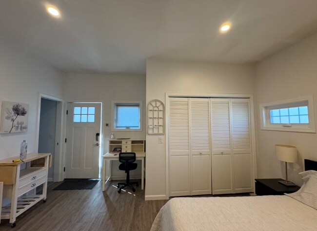 Foto del edificio - 8489 Larch Ave