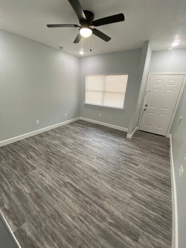 Building Photo - 7548 Oak Chase