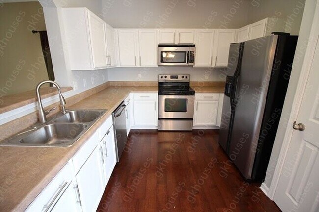 Building Photo - 3 Bed /2.5 Bath Home - Available Mid October!