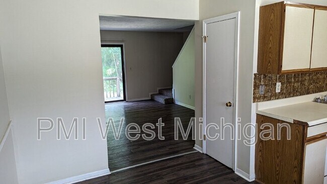 Foto del edificio - 6051 In the Pines Dr SE