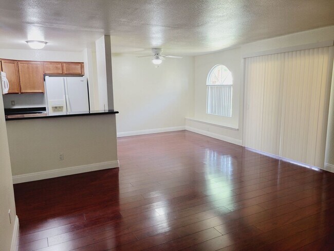 Foto del edificio - *Great 3 Bedroom Condo in Lakes Area*