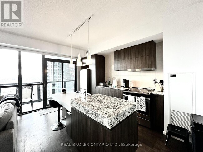 Photo du bâtiment - 101 Charles St E