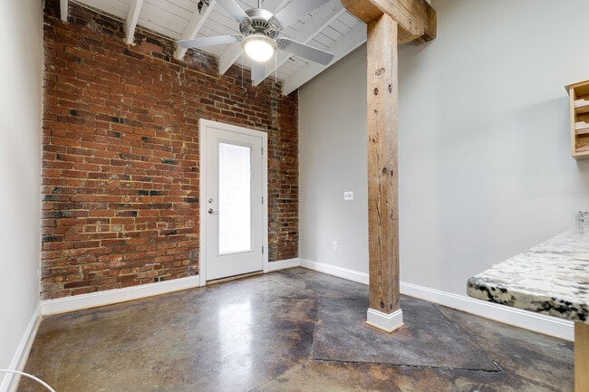 Building Photo - Historic Charm in Shockoe Bottom!