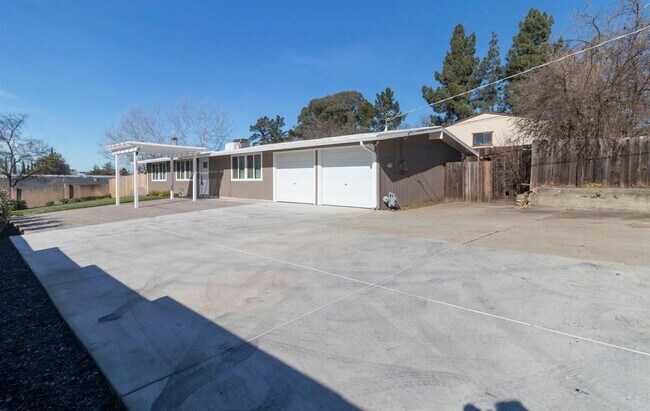 Building Photo - 1443 La Vista Ave