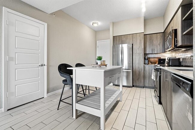 Building Photo - 3321 Port Royale Dr S