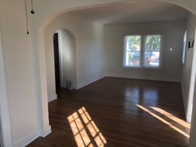 Building Photo - 206 S 15th Ave