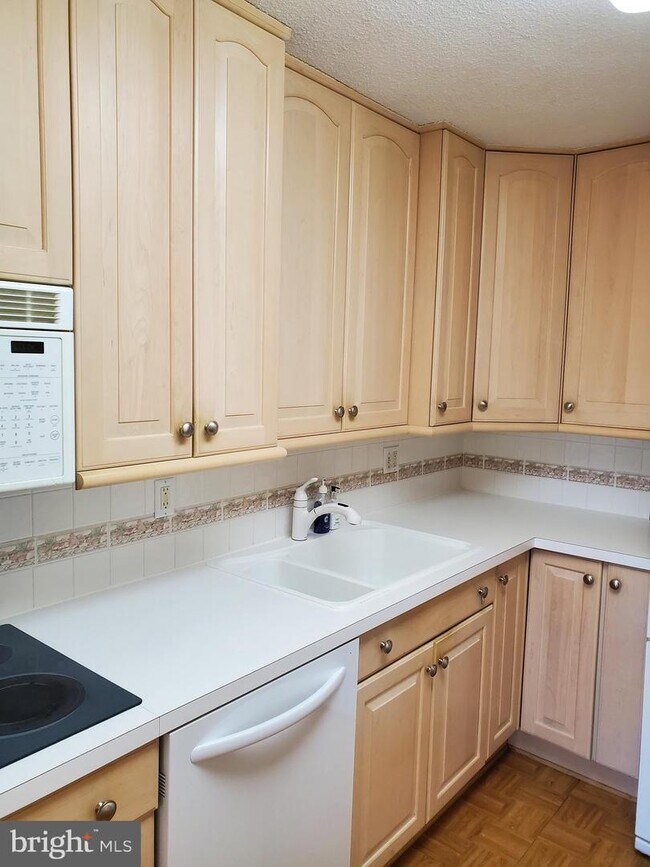 Foto del edificio - 8360 Greensboro Dr