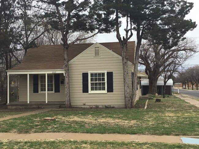 Building Photo - 4 Bedrooms/2 Full Baths/2 Living-Dining/2 ...