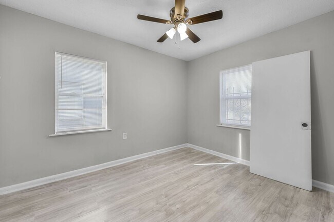 Foto del edificio - For Rent $ 1199.00/Month  West Side Duplex, Convenient to Atlanta Beltline, Sports Arenas, Univer...
