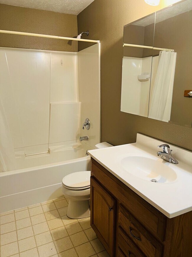 Building Photo - 5408/5410 Helen Ct