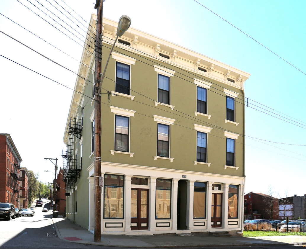 Primary Photo - 1636 Main St