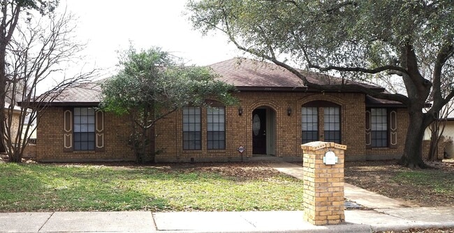 Building Photo - 1934 Maxwell Dr