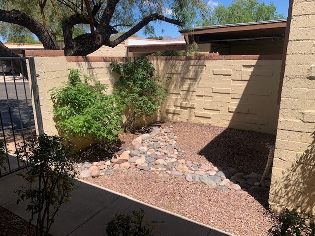 Foto del edificio - 8144 E Rivenoak Dr