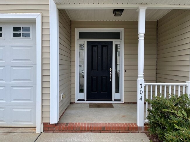 Building Photo - Updated Townhome with Garage & Screened in...