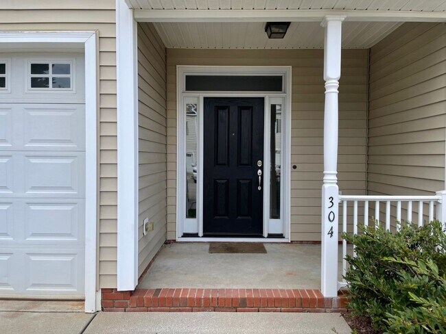 Foto del edificio - Updated Townhome with Garage & Screened in...