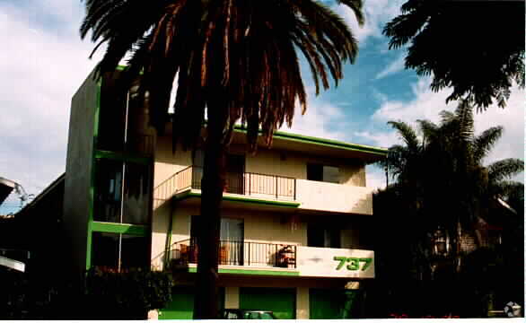 Building Photo - 737 E 5th St