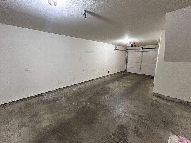 Building Photo - Gorgeous 2 bedroom 2 bath townhome availab...