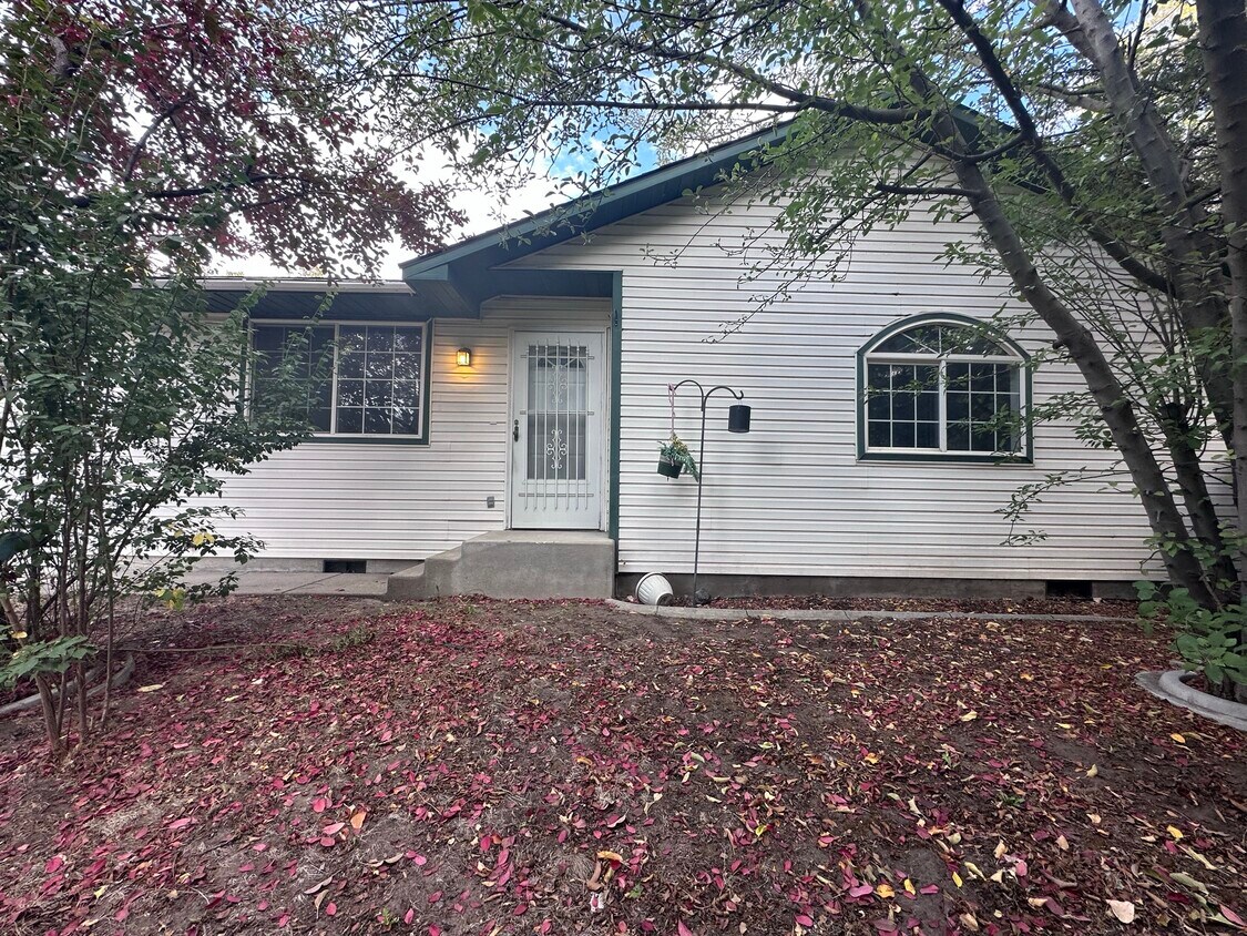 Front - 180 Lake St E