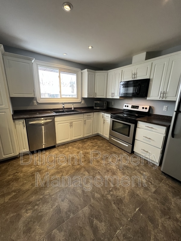 Building Photo - 596 Garside Dr