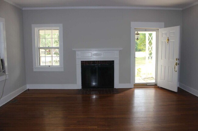 Foto del edificio - CHARMING HOUSE IN THE TOWN OF CLARKSVILLE VA.  MINUTES FROM SHOPPING AND ENTERTAINMENT.