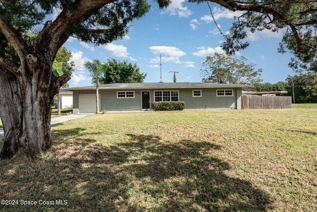 Building Photo - 1885 Golfview Dr