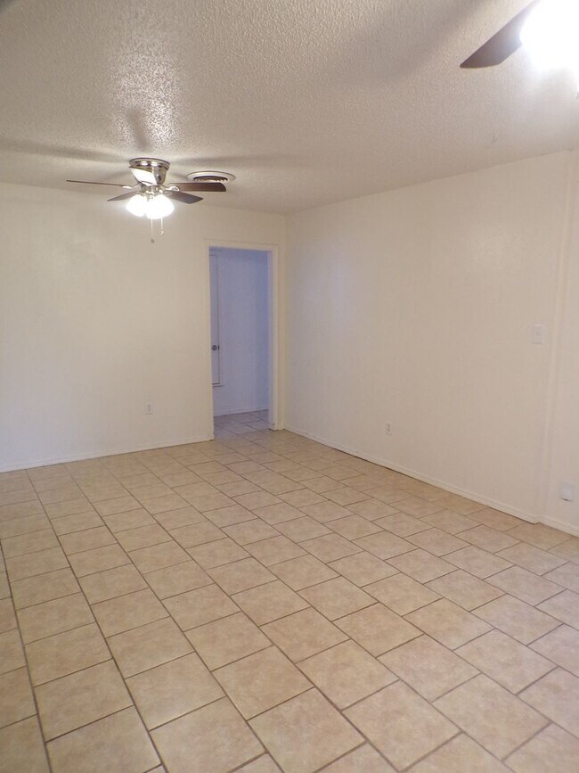 Building Photo - Great home located in Parklane