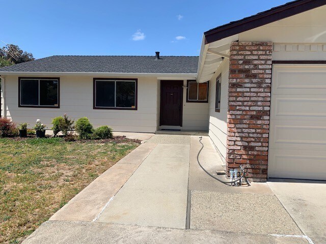 Primary Photo - Updated Evergreen house - New flooring, ne...