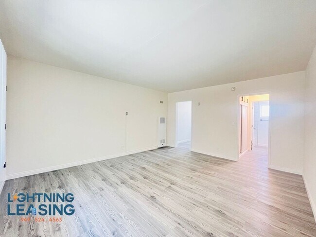 Building Photo - 251 Loma Dr