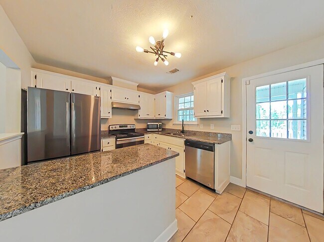 Foto del edificio - Three bedroom home in Martinez!