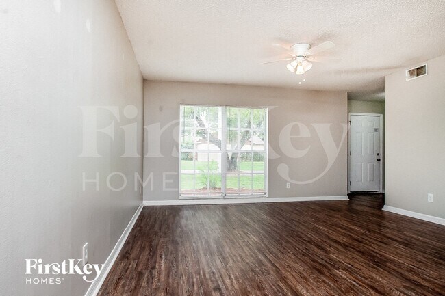 Foto del edificio - 2101 Shady Point Ln