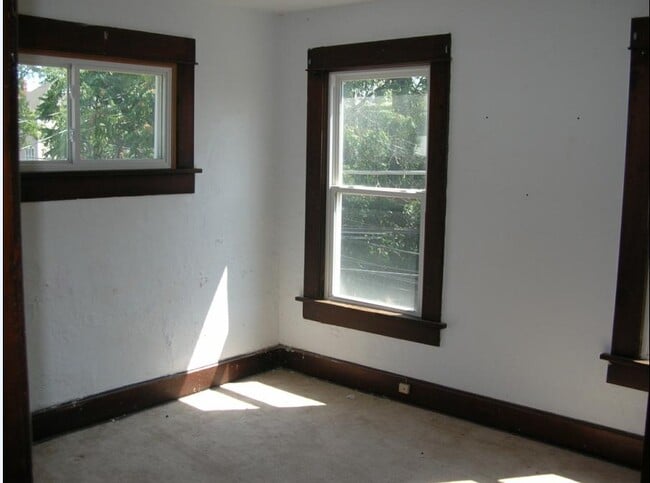 Building Photo - 1586 Indianola Ave