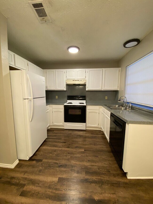 Building Photo - 1604 C SUN VALLEY DR