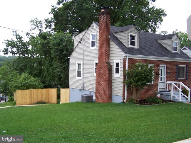 Building Photo - 5615 Quincy St