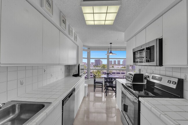 Foto del edificio - 3500 Mystic Pointe Dr