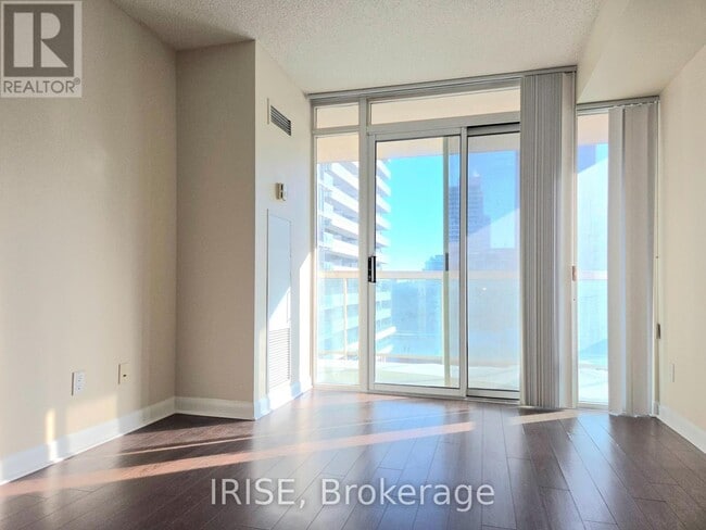 Building Photo - 323 Richmond St E