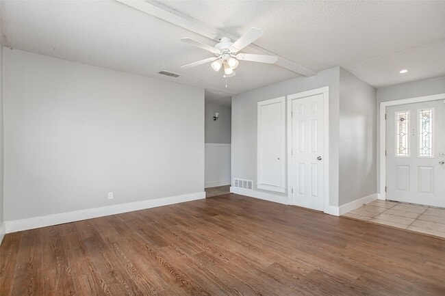 Foto del edificio - 2121 Travis Dr