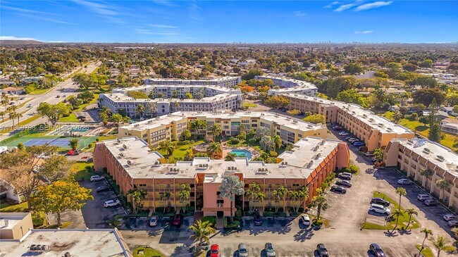 Foto del edificio - 6750 Royal Palm Blvd