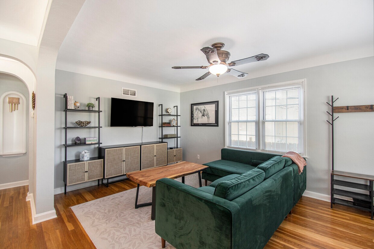 Foto principal - 8754 Florence Ave